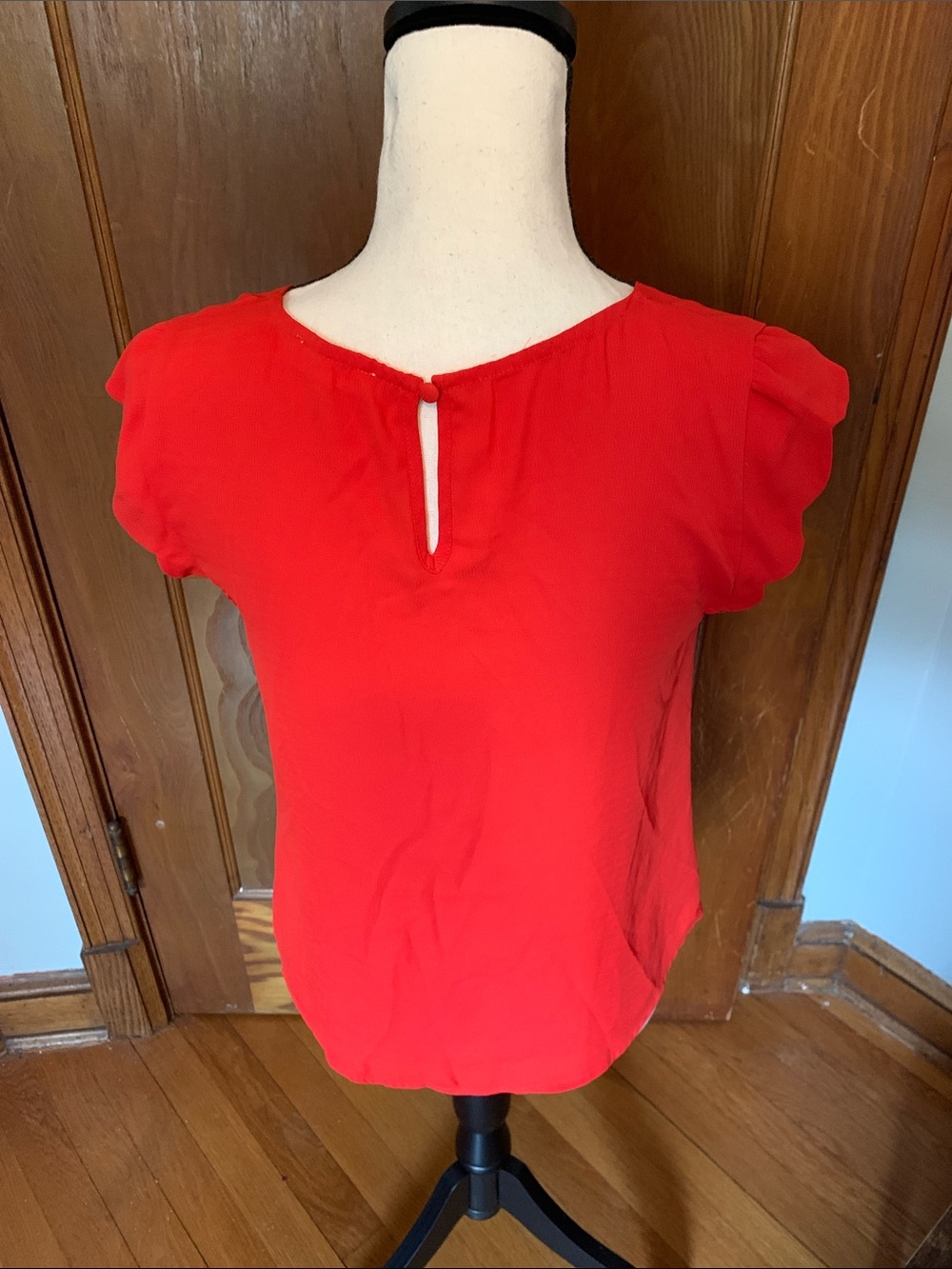 E&M Women's Red Cap-Sleeve Keyhole Blouse - Picture 5 of 9